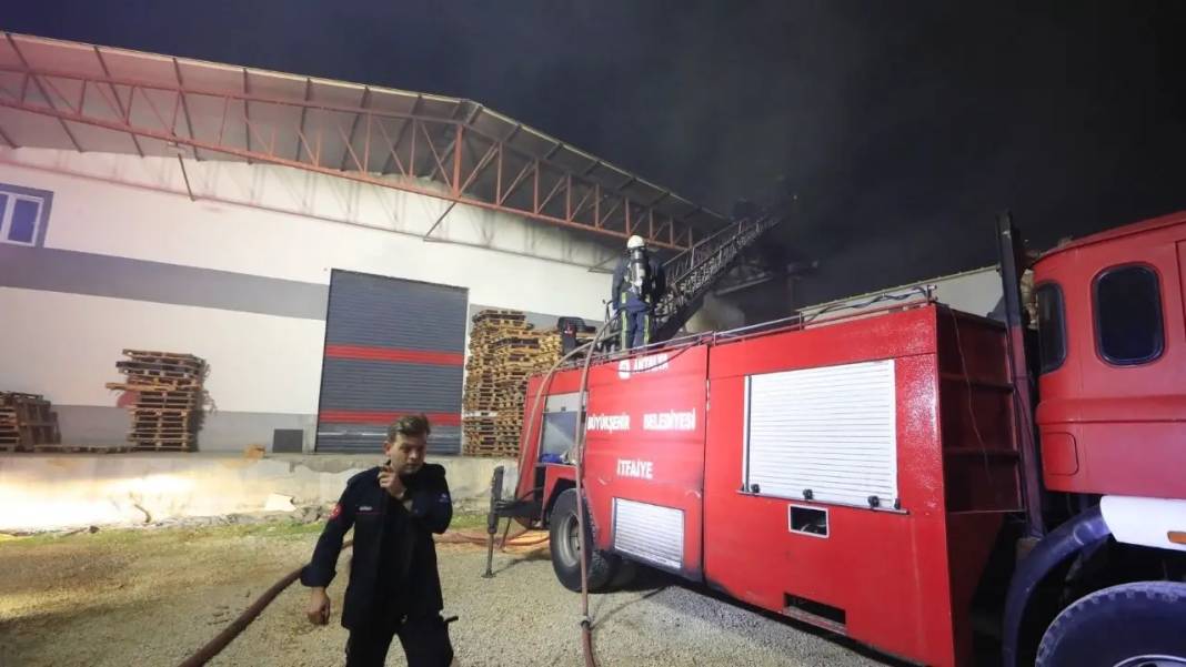 Antalya’da Meyve Sebze Paketleme Tesisi Alevlere Teslim Oldu! 8